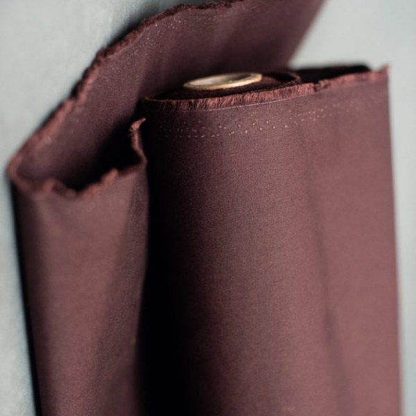 merchantandmills-engelsliebe-dryoilskin-oxblood Merchant and Mills Dry Oilskin Oxblood – beschichteter Designerstoff in Weinrot bei Engelsliebe Stoffatelier Mainz