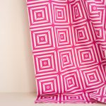 Art Gallery Optical City Baumwollstoff mit grafischem Design in Pink und Creme. Premium Cotton Stoff von AGF Studio für moderne Kleidung und kreative Nähprojekte.