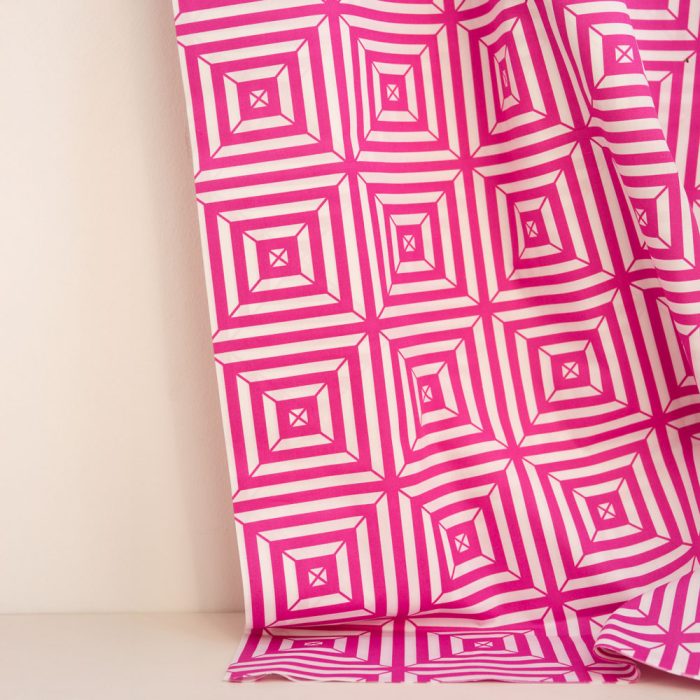 Art Gallery Optical City Baumwollstoff mit grafischem Design in Pink und Creme. Premium Cotton Stoff von AGF Studio für moderne Kleidung und kreative Nähprojekte.