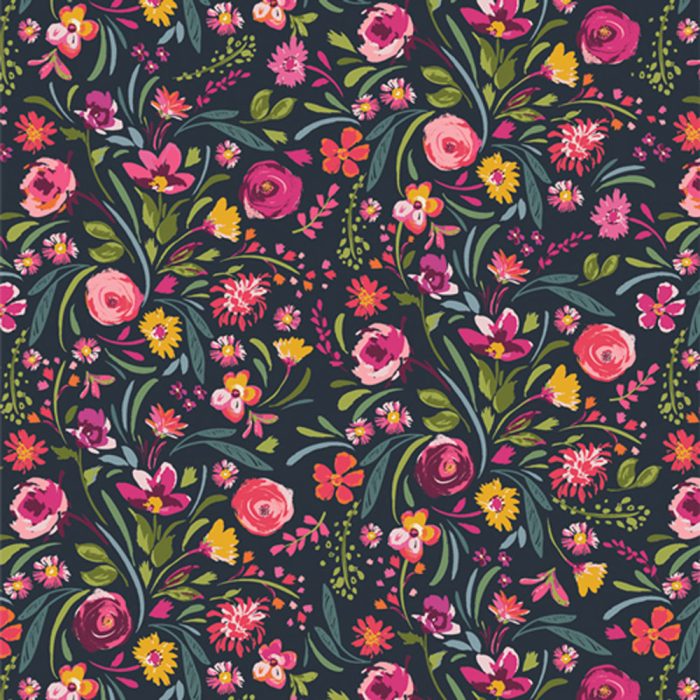 Art Gallery Fabrics Graceful Blooms – floraler Baumwollstoff in Pink, Gelb und Grün auf dunklem Hintergrund