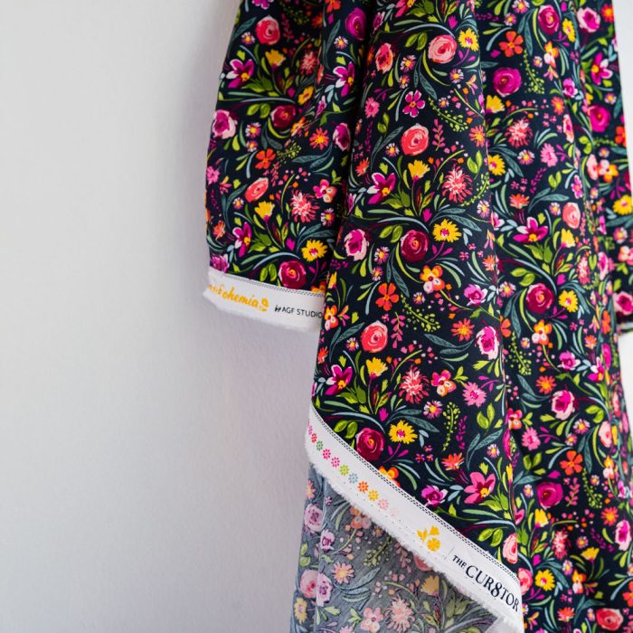 Art Gallery Fabrics Graceful Blooms – floraler Baumwollstoff in Pink, Gelb und Grün auf dunklem Hintergrund