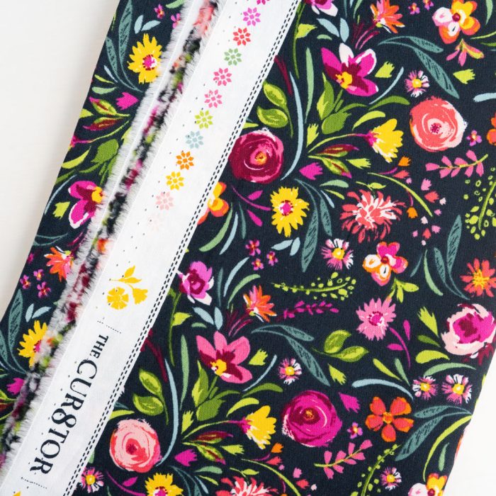 Art Gallery Fabrics Graceful Blooms – floraler Baumwollstoff in Pink, Gelb und Grün auf dunklem Hintergrund