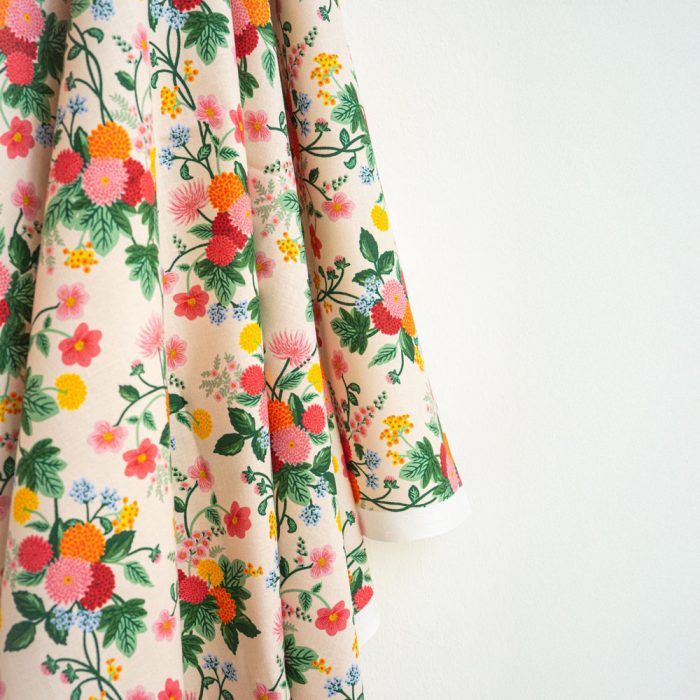 Rifle Paper Dahlia Blush – floraler Baumwollstoff in Rosa