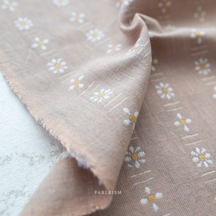 Fableism Supply Forest Forage Daisies in Dove – gewebter Baumwollstoff mit Blütenmuster in Rosébeige
