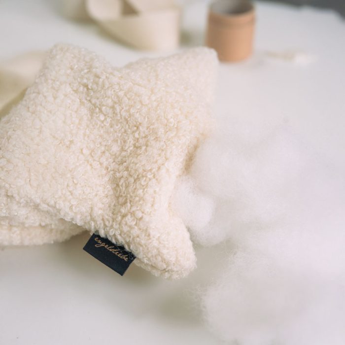 Teddy Ballon Nähpaket in Off-White und Braun – DIY-Wanddeko für das Kinderzimmer, bestehend aus Teddy Bouclé, Schnittmuster, Garn, Baumwollband und Füllwatte