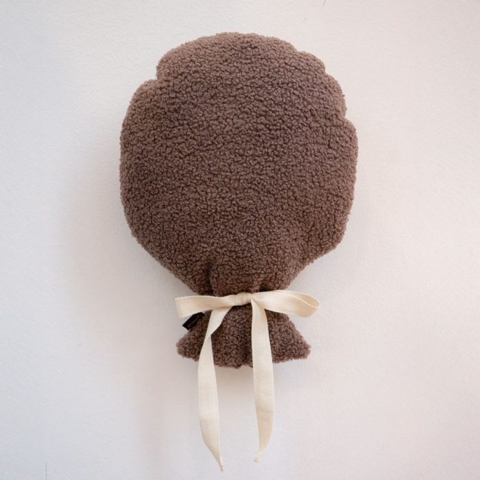 Wanddekoration in Ballonform aus Teddy Bouclé Braun – Engelsliebe handgemacht