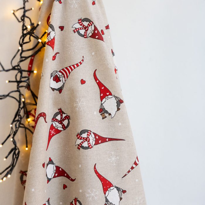 Weihnachtsstoff mit roten Wichteln auf naturfarbenem Hintergrund – Dekostoff von Engelsliebe, ideal für Nikolaussäcke, Tischläufer und weihnachtliche Accessoires