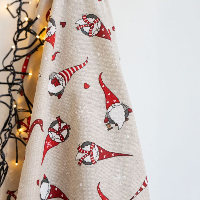 Weihnachtsstoff mit roten Wichteln auf naturfarbenem Hintergrund – Dekostoff von Engelsliebe, ideal für Nikolaussäcke, Tischläufer und weihnachtliche Accessoires