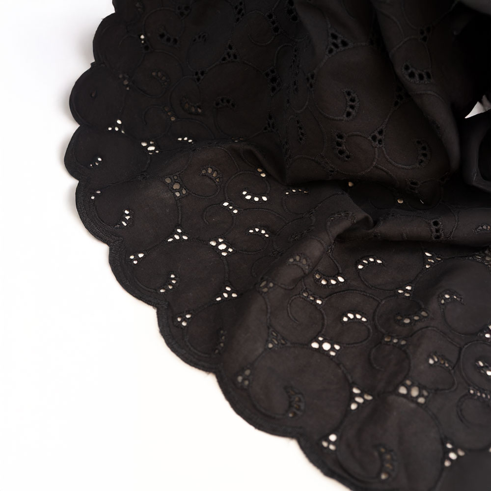 embroidery-cotton-black-lana-stoffe Lana Bordüre Popeline schwarze Embroidery Baumwolle mit beidseitiger Bordüre