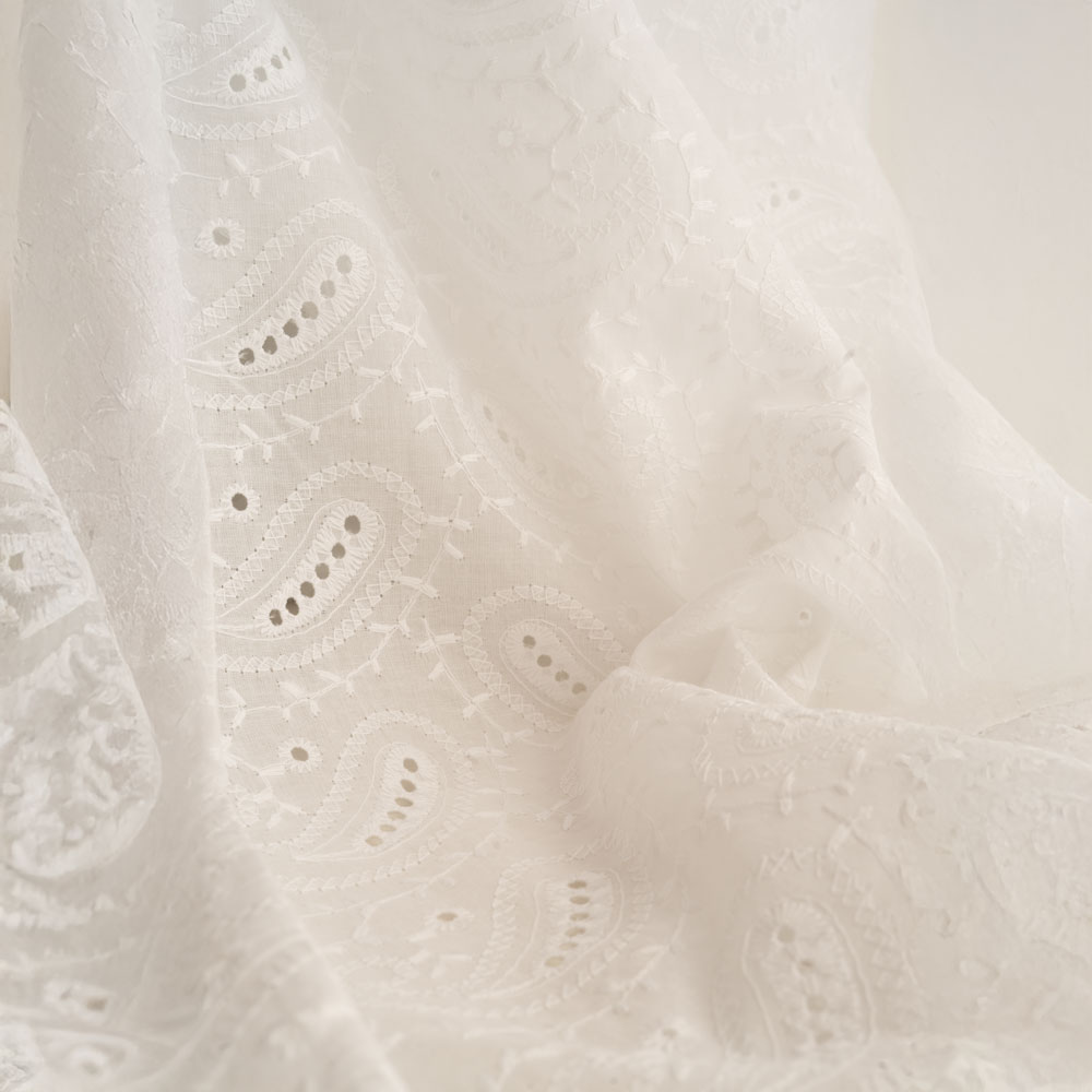 embroidery-cotton-paisley-eloise-engelsliebe Embroidery Eloisa – weiße Baumwolle mit durchgehender Paisley-Lochstickerei