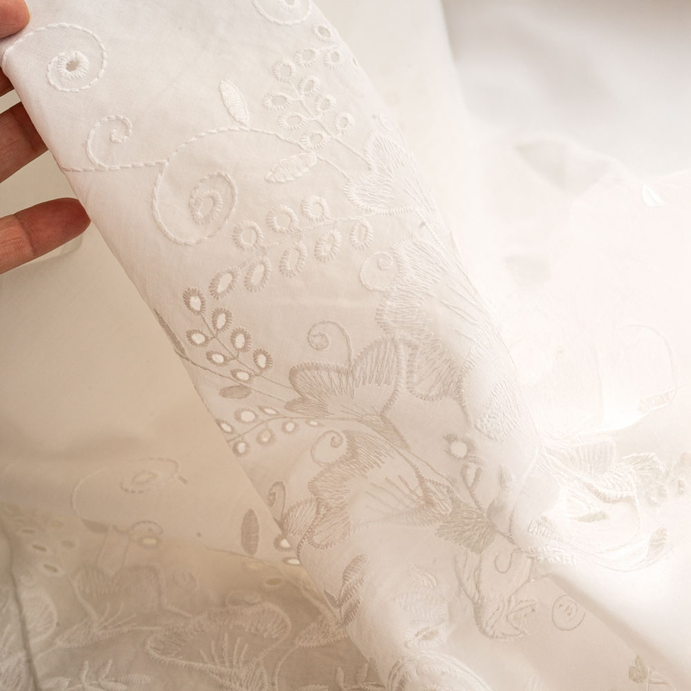 embroidey-cotton-weiss-emelie-engelsliebe-stoffe Amelie Bordüre Popeline mit weißer Embroidery Lochstickerei und dekorativer Bordüre