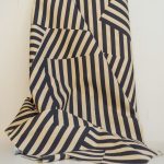 Patch Stripes Baumwollpopeline mit grafischen dunklen Streifen auf hellem Grund“.